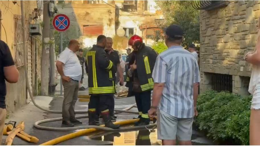 Digjet një shtëpi e braktisur në Durrës 