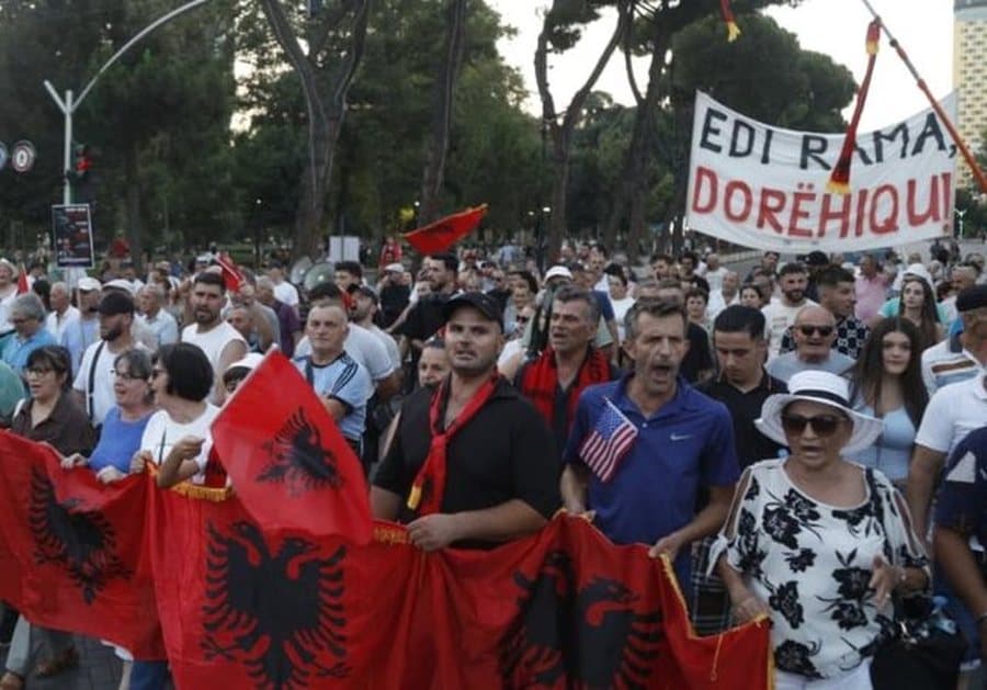 Dita e 63-të e protestës/ Nis marshimi drejt Kryeministrisë, bashkohen edhe protestues nga diaspora