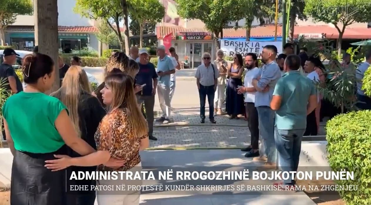 Administrata në Rrogozhine bojkoton punën/ Edhe Patosi në protestë kundër shkrirjes së bashkisë: Rama na zhgënjeu (VIDEO)