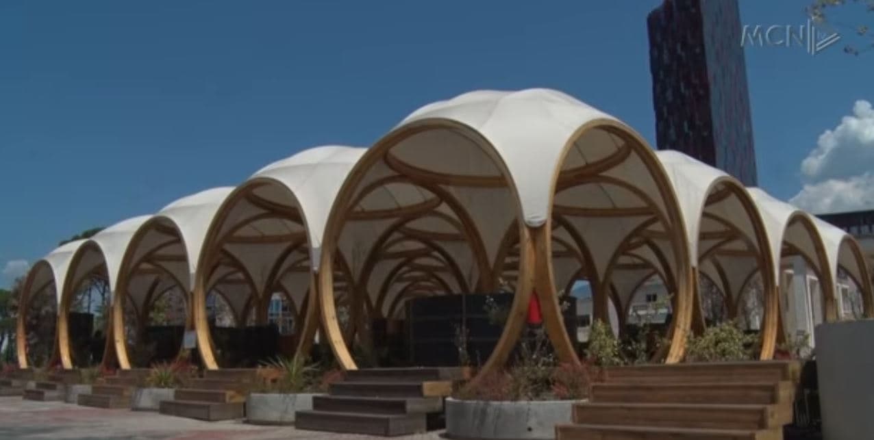 390 mijë euro për “Tirana moons”/ Dështon libraria e konceptuar nga bashkia Tiranë si një oaz i gjelbër (VIDEO)