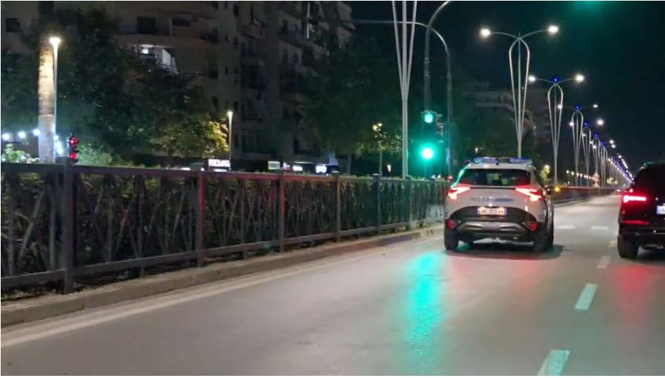 Vlorë, “Porche” përplas një vajzë tek vijat e bardha dhe largohet
