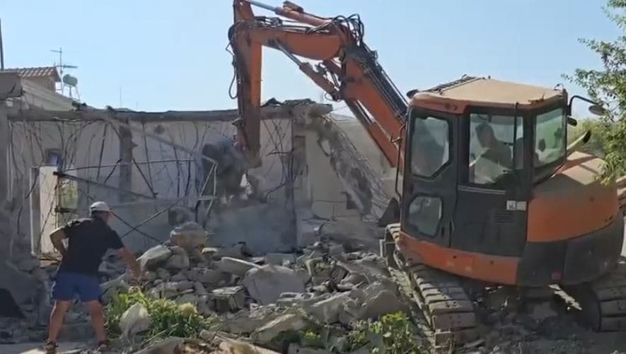 Vlorë, nis shembja e objekteve që ndodhen mbi kanalet kulluese (VIDEO)