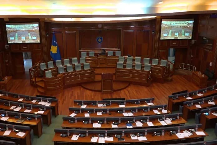 Drejt konstituimit të Kuvendit të Kosovës, deputetëve u dërgohen ftesat për seancën e 6 gushtit