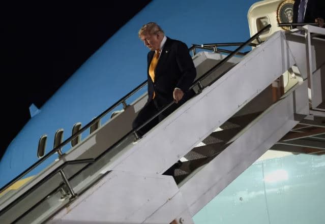 Kërcënimi nga Irani detyron Trump të ndryshojë fshehurazi avionin, duke u transportuar me kamion kateringu