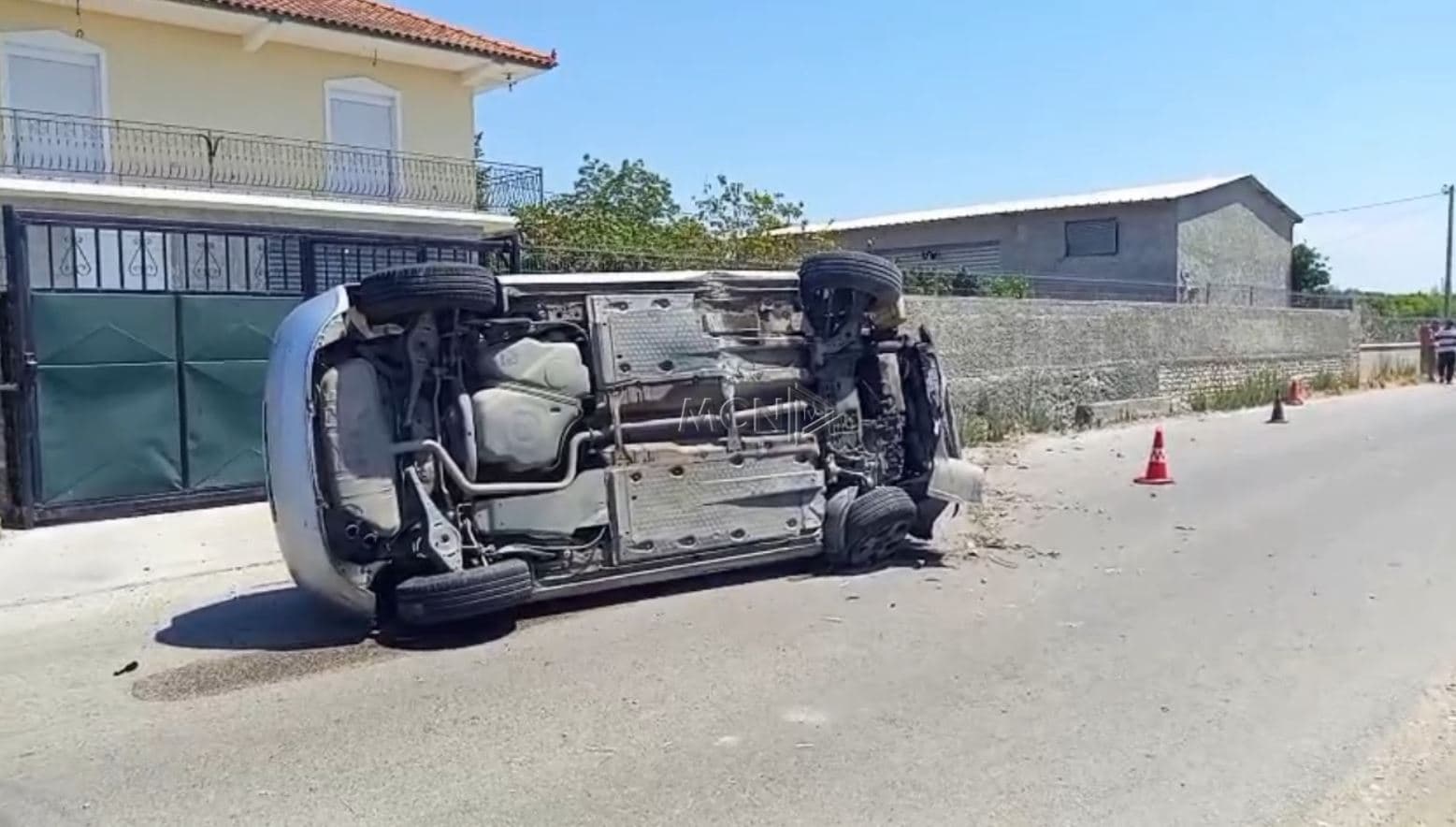 Makina përplaset me barrierat e rrugës në Lushnjë-Berat dhe rrotullohet, plagoset drejtuesja (VIDEO)
