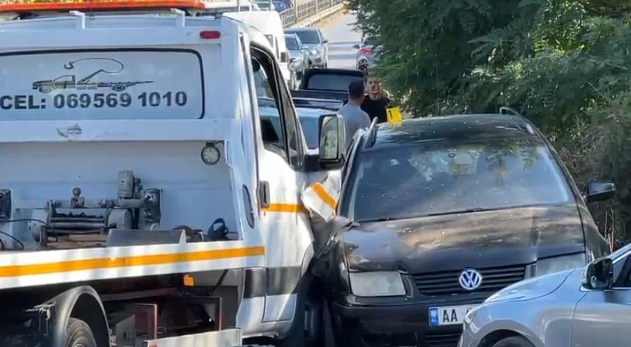 Përplasen dy makina në Fier-Vajkan, plagosen babë e bir (VIDEO)