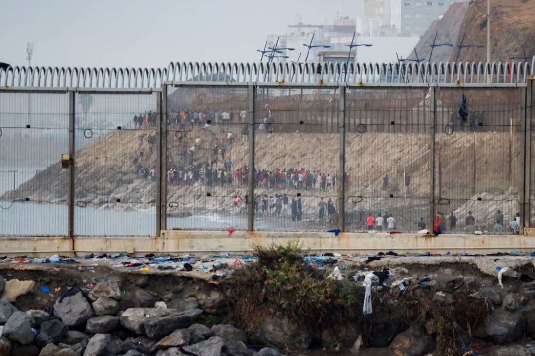 Spanja vendos barrierë lundruese në Ceuta pas fluksit të madh të kalimit të emigrantëve