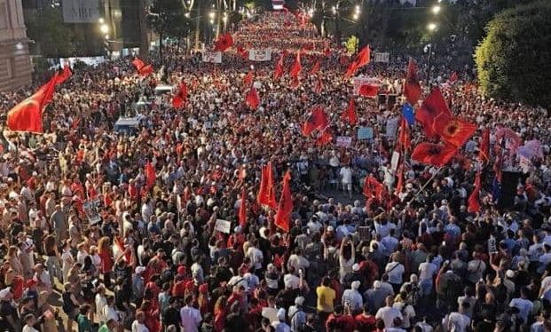 76 ditë protestë/ Qytetarët vijojnë revoltën kundër qeverisë, diaspora zbarkon sërish në Tiranë