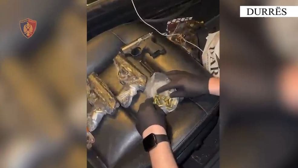 Sekuestrohen armë të trafikuara nga Kosova, arrestohen dy persona në Durrës 