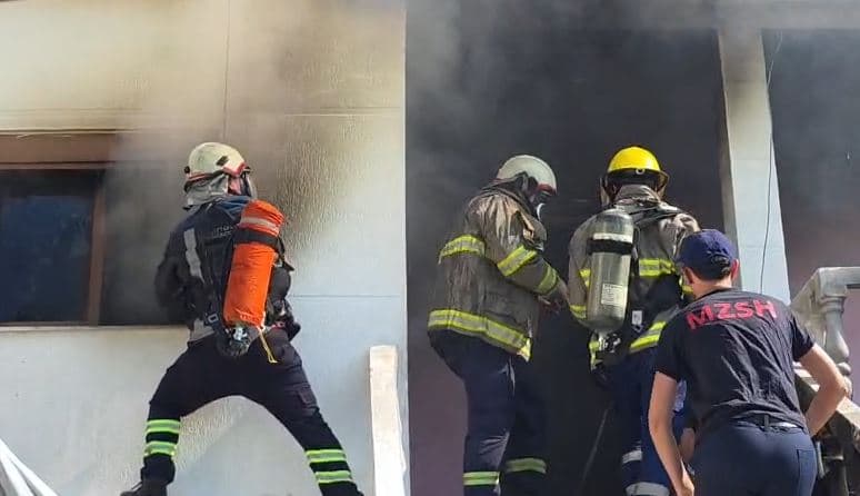 Digjet një banesë dykatëshe në Fiershegan, shkak i zjarrit dyshohet kondicioneri