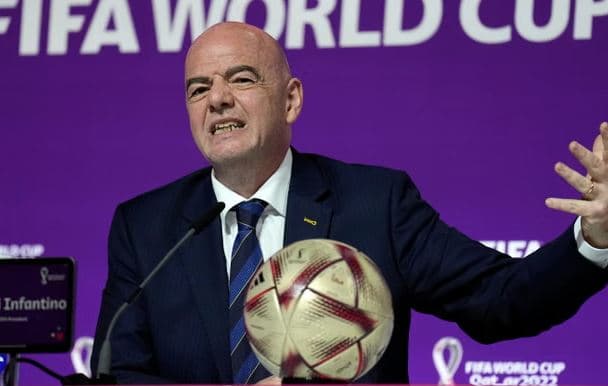 Uellsi tërheq mbështetjen për Infantinon, rritet presioni ndaj presidentit të FIFA-s