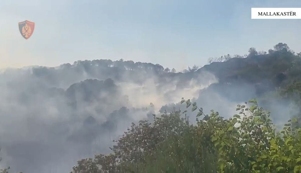 Zjarri masiv në Mallakastër, evakuohen 15 familje në fshatin Riban, vijon beteja me flakët