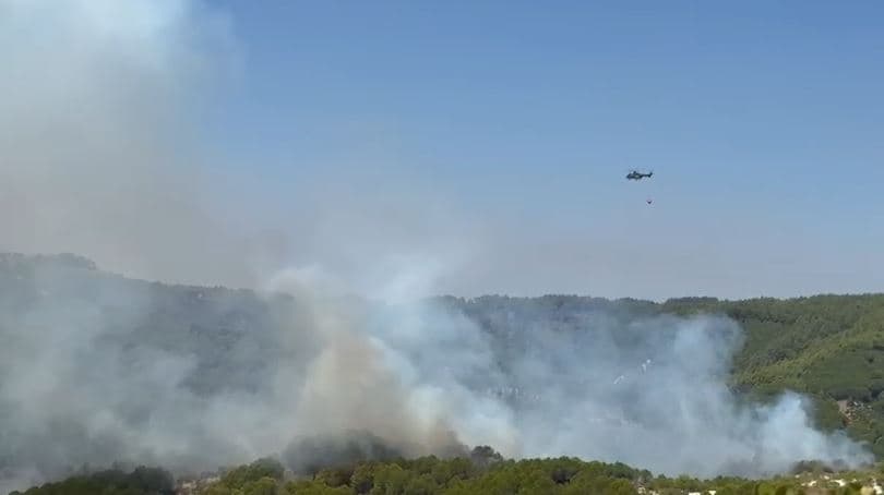       Nis ndërhyrja nga ajri për shuarjen e zjarrit në Rriban të Mallakastrës