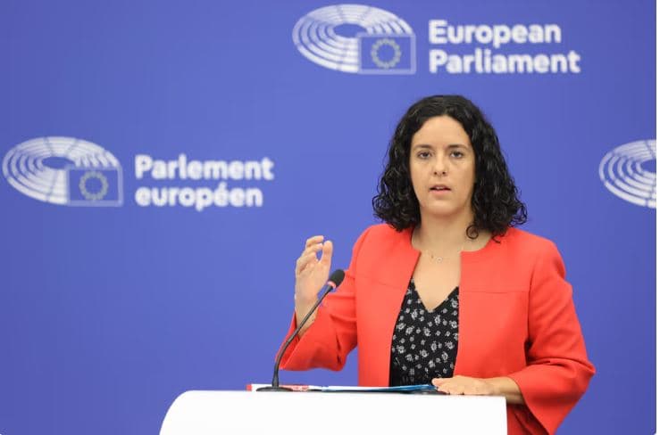 Eurodeputetja franceze e së majtës kafshohet nga gjarpri 