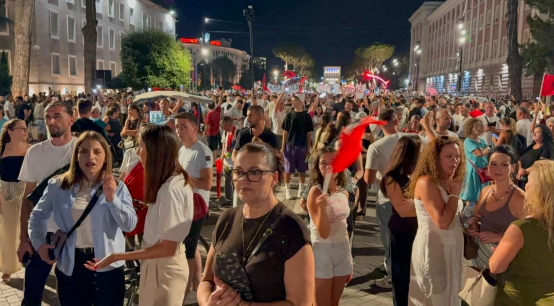   Mbyllen fjalimet para Kryeministrisë, protestuesit nisin marshimin në rrugët e Tiranës