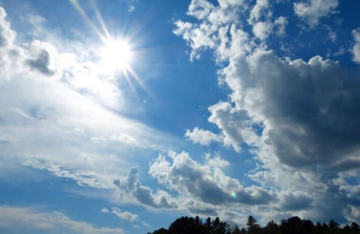 Vranësira dhe reshje shiu me intesitet të ulët, parashikimi motit sot