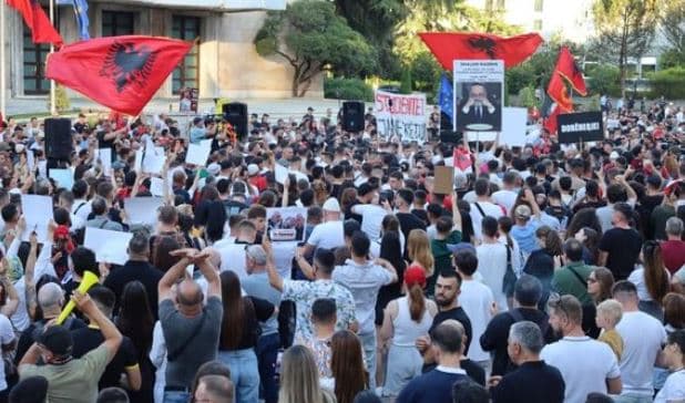 “Revolucioni i Flamingove” hyn në ditën e 80-të, protestuesit vijojnë tubimet në Tiranë
