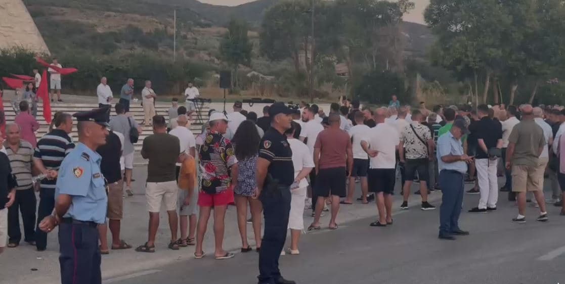 Banorët e Selenicës protestojnë kundër shkrirjes së bashkisë 