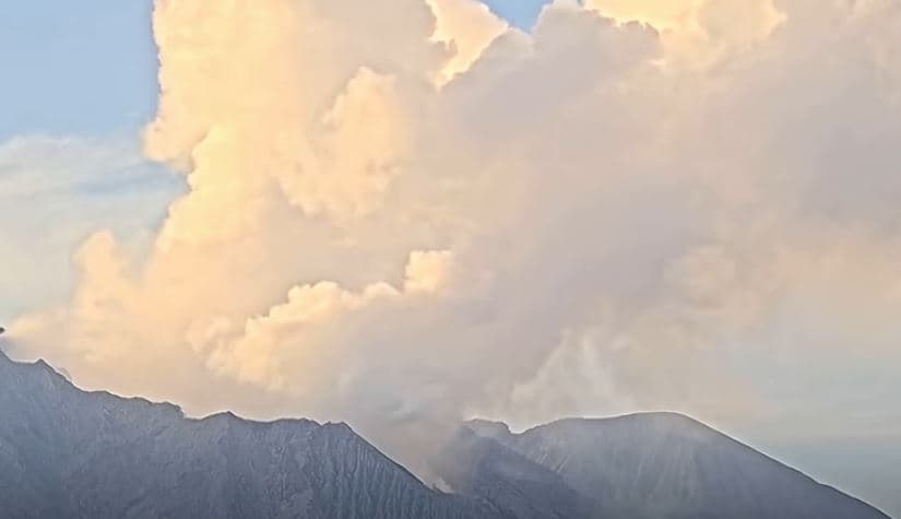Vullkani Sakurajima shpërthen disa herë në Japoni, re hiri ngrihen deri në 3 mijë metra