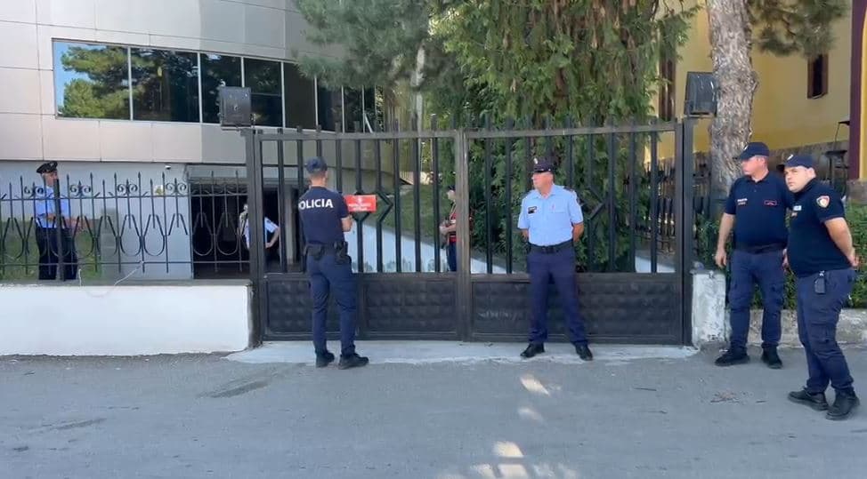     Vrau me armë zjarri shokun në Korçë/ Gjykata cakton arrest me burg për 20-vjeçarin Kristjan Sterjo