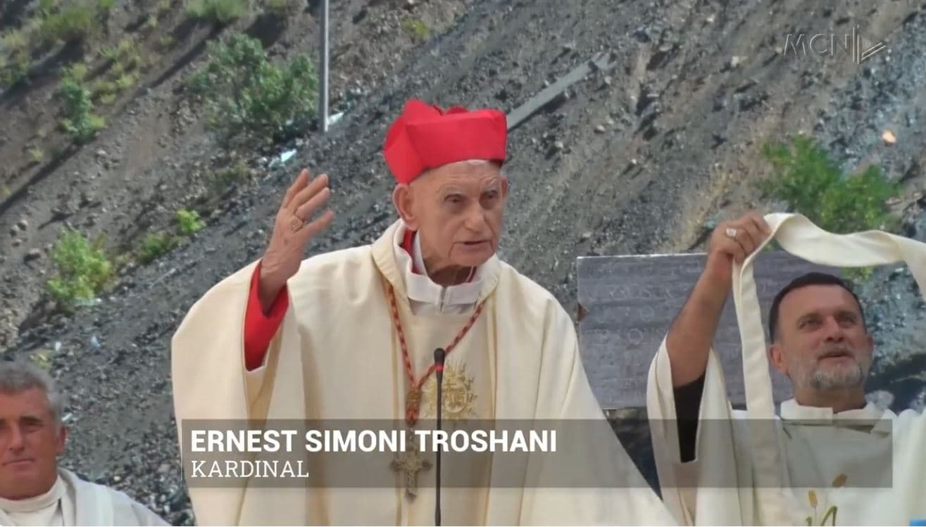   Meshë në vendin e vuajtjes/ Kardinali Ernest Troshani rikthehet në Spaç për të kujtuar viktimat e komunizmit (VIDEO)