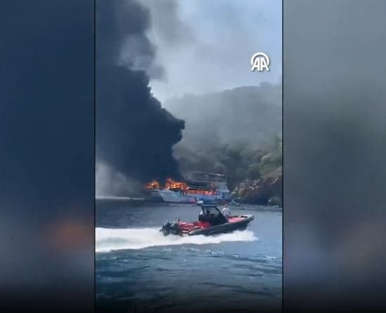   Varka me 115 persona përshihet nga flakët pranë Fethiyes në Turqi, turistët hidhen në det 