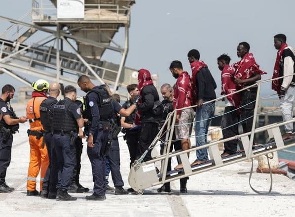 Nga Franca drejt Anglisë, gomonia me 157 emigrantë përmbyset pas zjarrit në motor