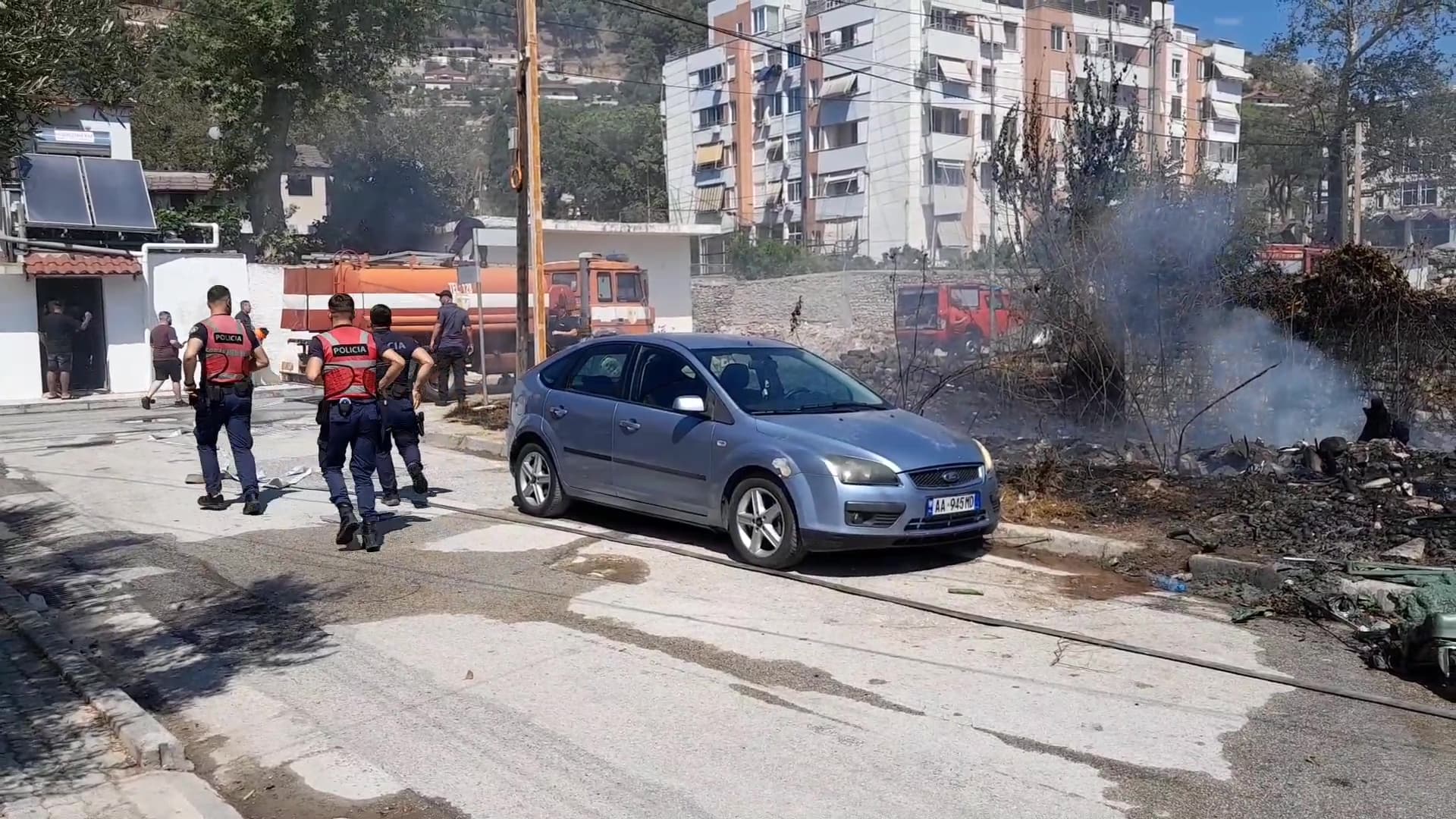 Zjarr në dy banesa të pabanuara në lagjen "Çlirim" në Berat, dyshohet për zjarrvënie të qëllimshme