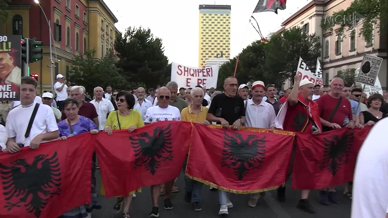 65 ditë në shesh kundër kryeministrit / Protestuesit: Nuk largohemi para tij (VIDEO)