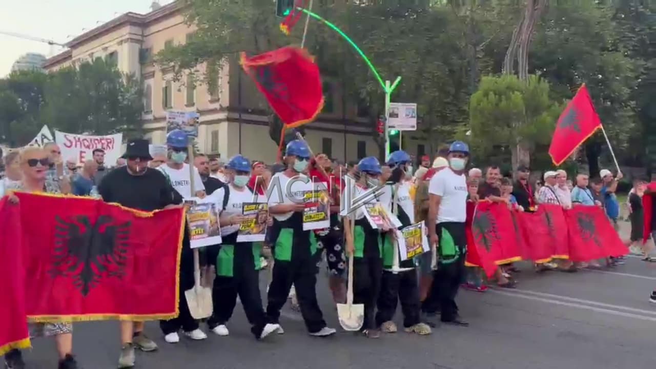 Dita e 67-të e protestës/ Qytetarët marshojnë drejt Kryeministrisë të veshur si minatorë