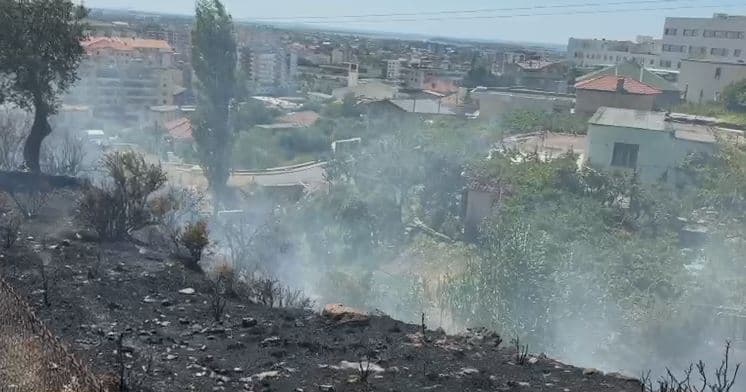 Zjarr i madh në Lagjen e Spitalit në Lezhë, flakët rrezikuan banesat