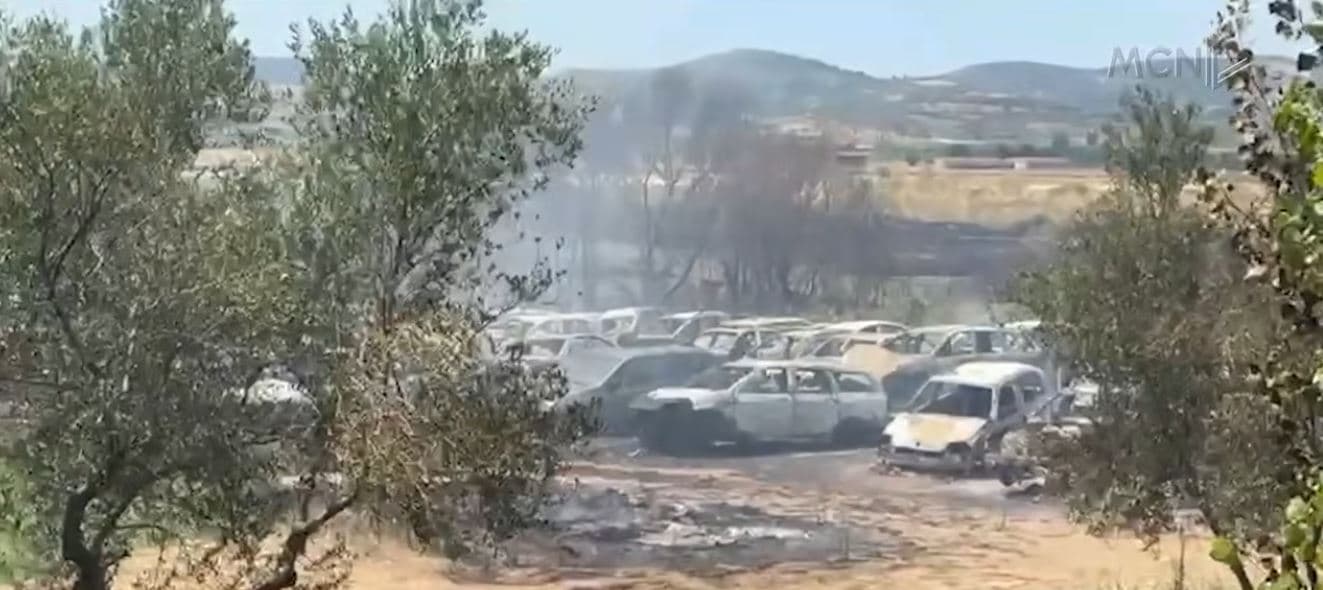 Digjen dhjetëra automjete në Selenicë. Zjarr i madh në Penkovë, pronari: 35 mln lekë dëme