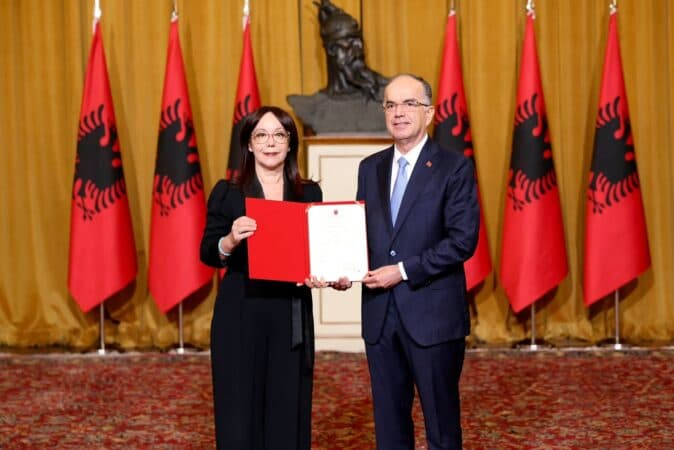     Klodiana Spahiu zyrtarisht ministre e Shëndetësisë, betohet para Presidentit 