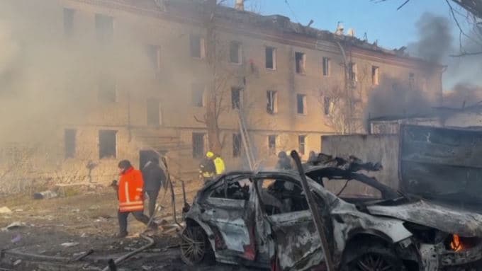 Rusia godet Kievin me dronë, sulmohen pikat e karburantit dhe hekurudha