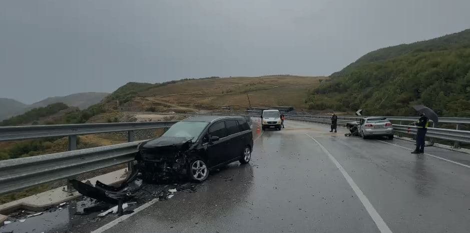 Aksident në aksin Korçë - Qafë Plloçë, përplasen dy mjete, plagosen 3 persona