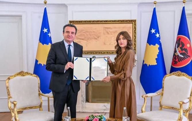 Kosovë/ Albulena Haxhiu mandaton Albin Kurtin për të formuar qeverine e re të Kosovës
