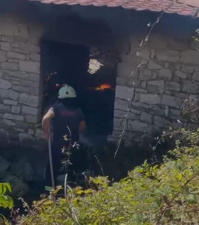 Gjirokastër/ Zjarri përfshin një banesë, ndërhyrja e zjarrfikësve shpëton dy shtëpi të tjera
