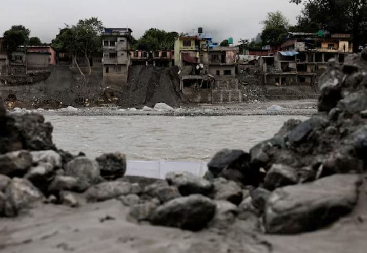 Përmbytje dhe rrëshqitje toke në Indi dhe Nepal, 19 viktima, lumenjtë dalin nga shtrati