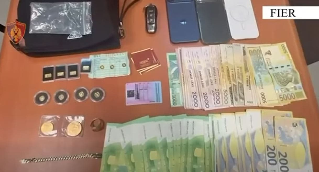Fier/ Transportonte me “Porsche Cayenne” 13 lingota dhe monedha floriri, arrestohet 30-vjeçari