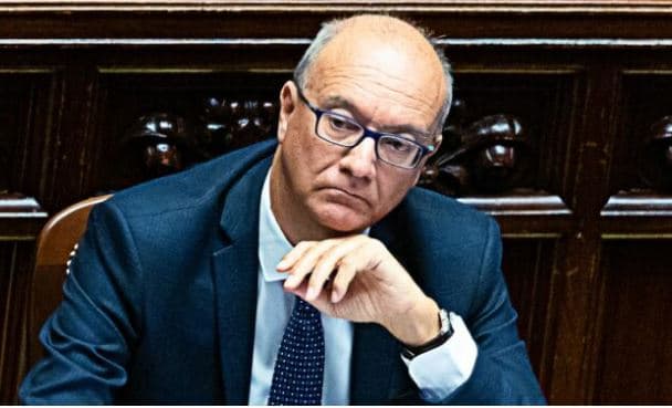 Ministri i Arsimit në Itali merr zarfin kërcënues me një plumb brenda