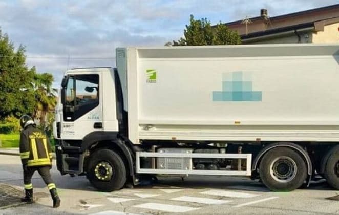 Tragjedi në Venecia/ Kamioni i plehrave përplas për vdekje 42-vjeçaren shqiptare teksa po çonte vajzën në shkollë