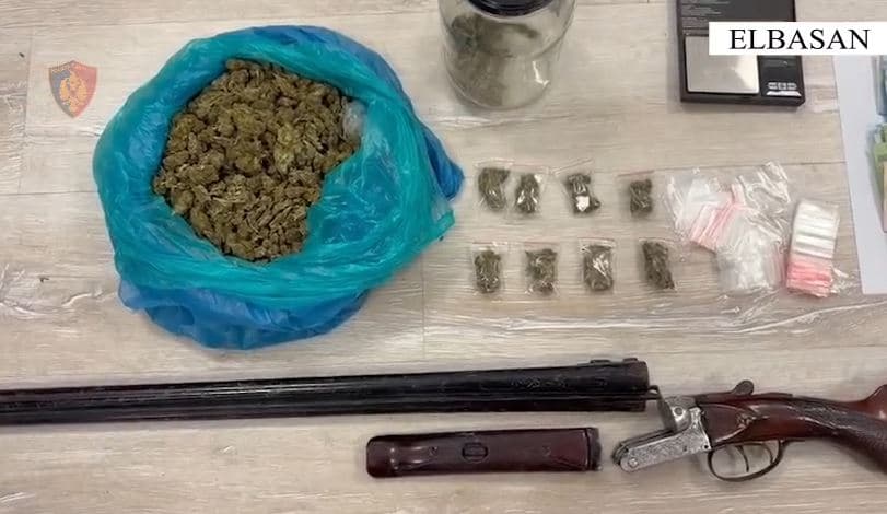 Elbasan/ Sekuestrohet mbi 1 kg kanabis i ndarë në doza, shpallet në kërkim 40-vjeçari 