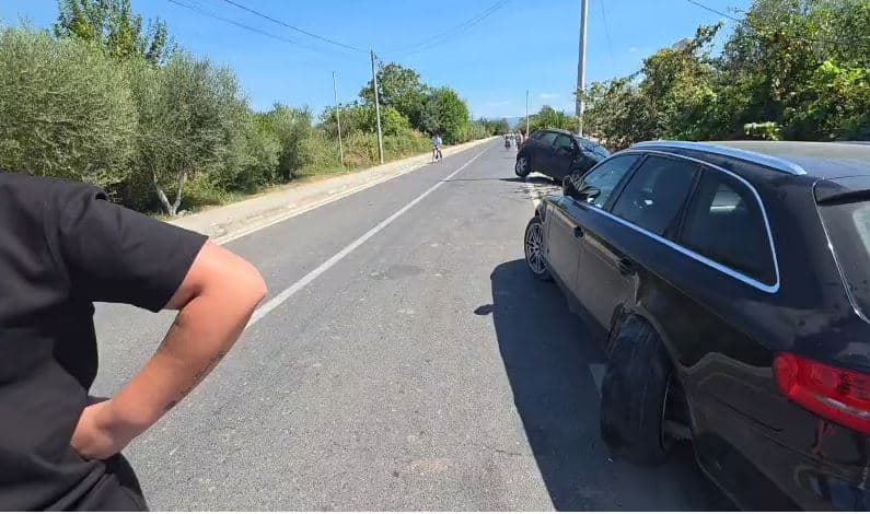 Përplasi dy mjete në aksin Lushnje-Berat dhe u largua me shpejtësi, policia në ndjekje të shoferit