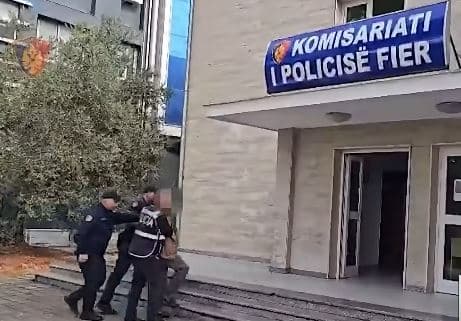 Fier/ Armë në banesë dhe makinë e trafikuar nga Britania, nje i arrestuar