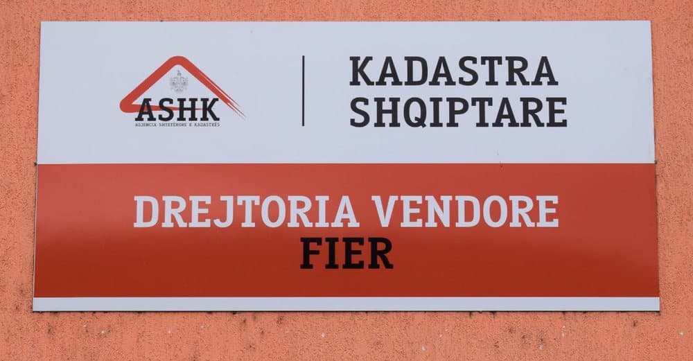 Arrestohen ish-drejtori i Kadastrës së Fierit dhe një biznesmen për falsifikim të tokave në Seman