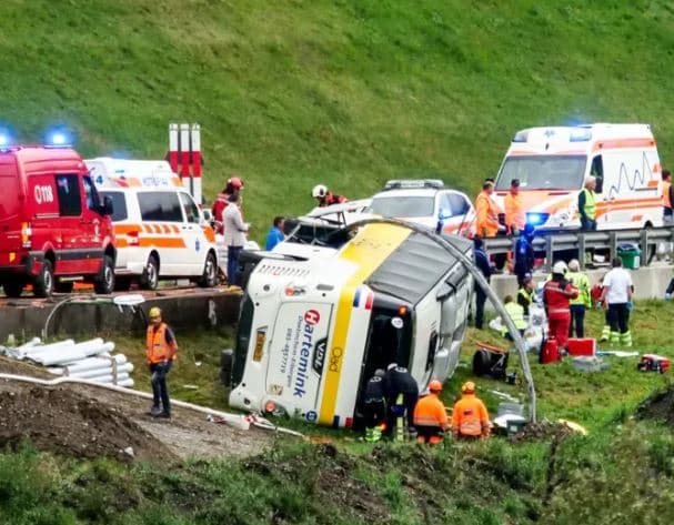 Përmbyset autobusi me 48 pasagjerë në Zvicër, disa persona të vdekur
