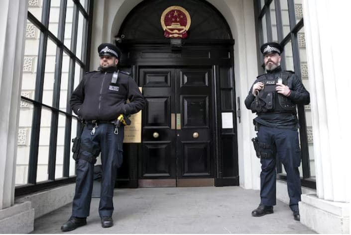 Britania e Madhe akuzon Kinën për përdorimin e akademikëve për të spiunuar inteligjencën artificiale 