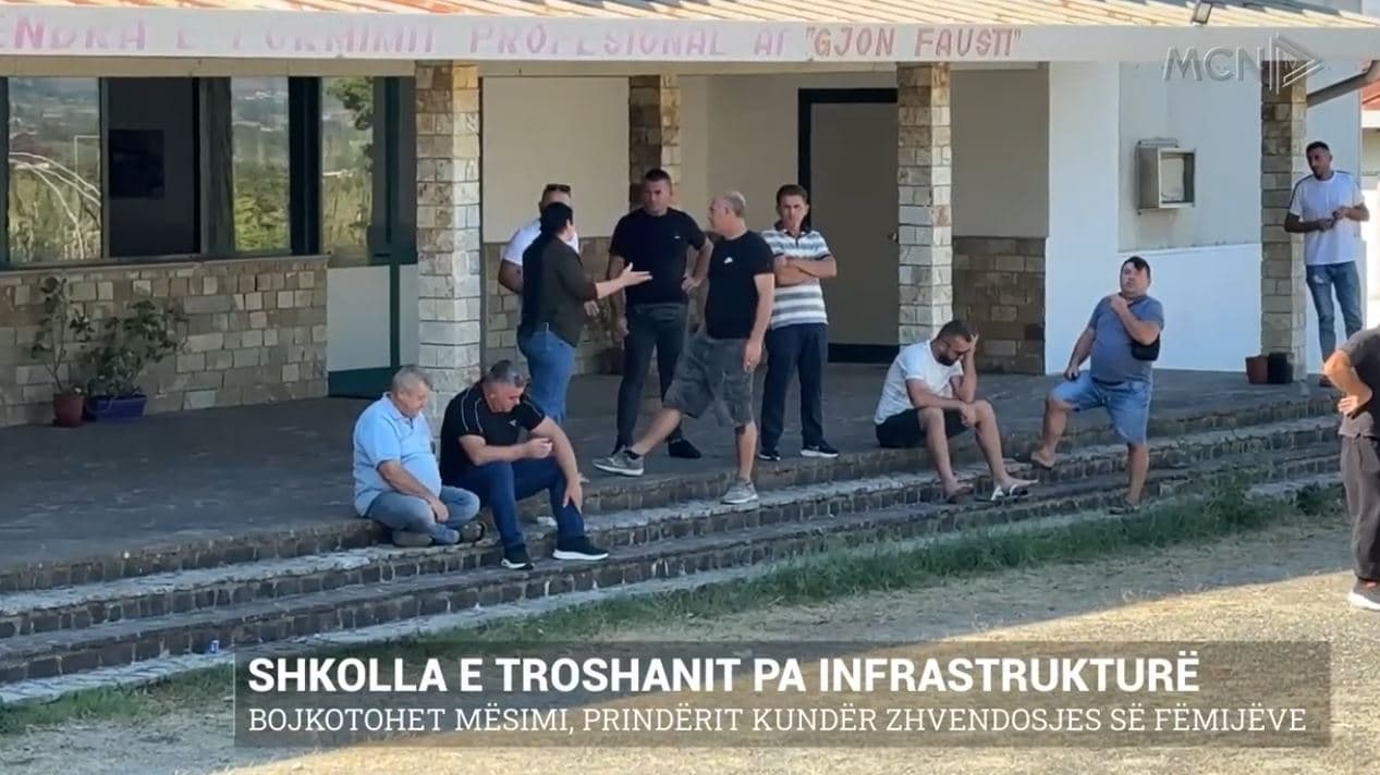 Shkolla e Troshanit pa infrastrukturë/ Bojkotohet mësimi, prindërit kundër zhvendosjes së fëmijëve (VIDEO)