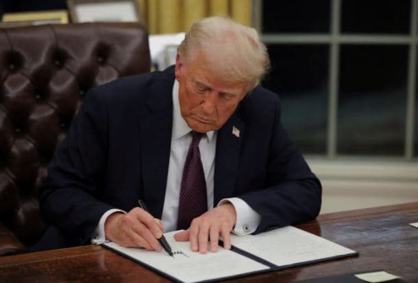 Trump firmos ligjin e ri kundër Rusisë dhe Iranit, në shënjestër edhe blerësit e naftës ruse