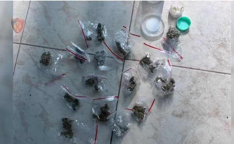 Elbasan/ Përshtatën lokalin për shitje droge, arrestohen dy vëllezërit dhe qiramarrësi